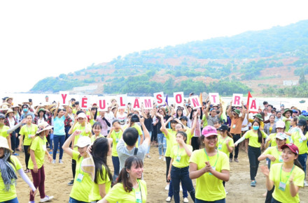 Sinh[-]viên[-]Đà[-]Nẵng[-]kêu[-]gọi[-]“không[-]mang[-]túi[-]ni-lông[-]đến[-]Sơn[-]Trà”